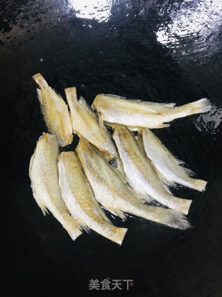 煎小黄鱼干的做法步骤：4