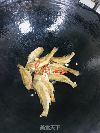煎小黄鱼干的做法步骤：5