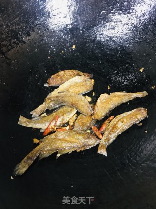 煎小黄鱼干的做法步骤：6