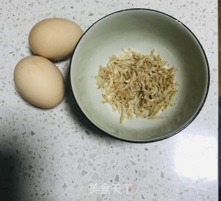 虾皮煎蛋的做法步骤：1