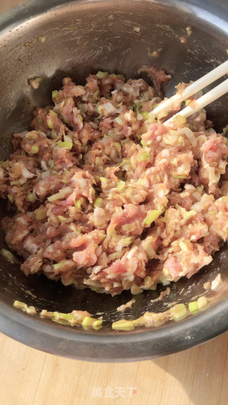 猪肉大葱馄饨的做法步骤：1