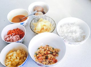 菠萝炒饭的做法步骤：2
