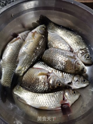 油酥小鲫鱼的做法步骤：3
