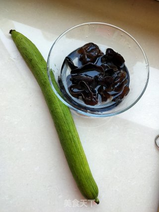 蒜香丝瓜炒木耳的做法步骤：1
