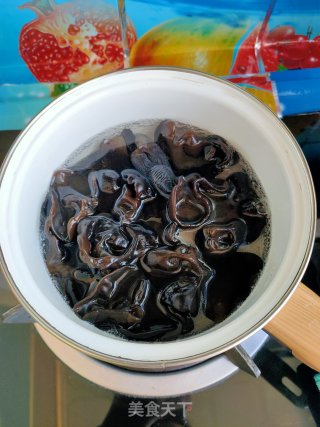 蒜香丝瓜炒木耳的做法步骤：2