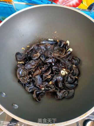 蒜香丝瓜炒木耳的做法步骤：6