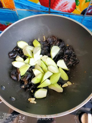 蒜香丝瓜炒木耳的做法步骤：7