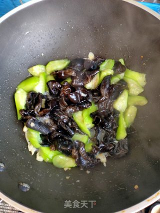蒜香丝瓜炒木耳的做法步骤：12