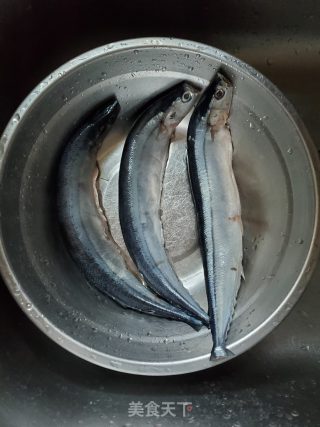 香煎秋刀鱼的做法步骤：1
