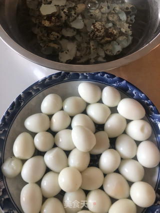 鹌鹑蛋红焖肉的做法步骤：1