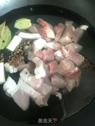 鹌鹑蛋红焖肉的做法步骤：2