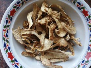松茸玉米排骨汤的做法步骤：1