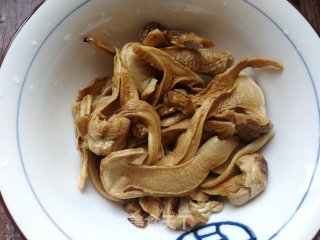松茸玉米排骨汤的做法步骤：3