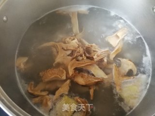 松茸玉米排骨汤的做法步骤：9