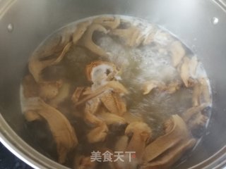 松茸玉米排骨汤的做法步骤：10