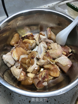 三汁焖鸡的做法步骤：1
