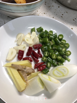 三汁焖鸡的做法步骤：2