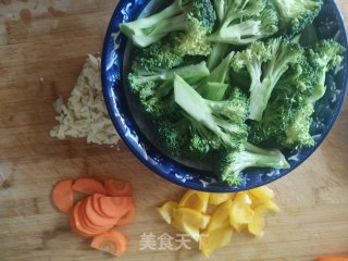 蒜蓉西兰花的做法步骤：1