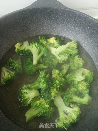 蒜蓉西兰花的做法步骤：2