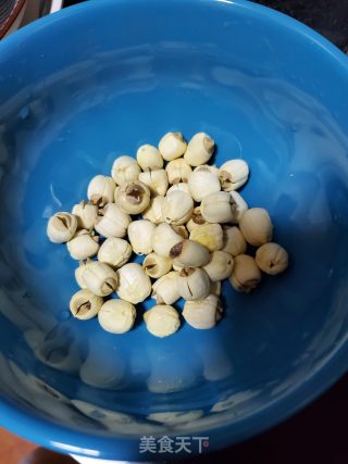 红薯莲子汤的做法步骤：1