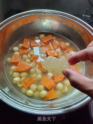 红薯莲子汤的做法步骤：4