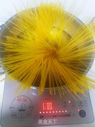葱油黄面条的做法步骤：1