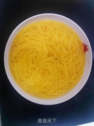 葱油黄面条的做法步骤：2