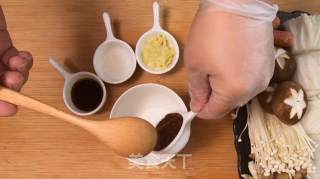 鲜菌菇肥牛锅，新手操作无难度，家庭团聚暖心餐的做法步骤：1