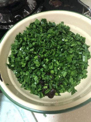 脆香韭菜肉馅儿饼的做法步骤：1