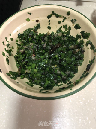 脆香韭菜肉馅儿饼的做法步骤：2