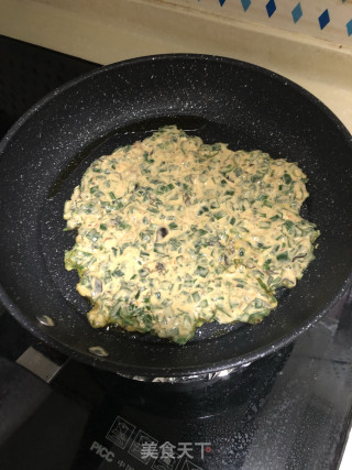 脆香韭菜肉馅儿饼的做法步骤：4
