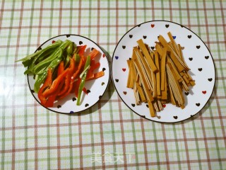 青椒炒豆干的做法步骤：1