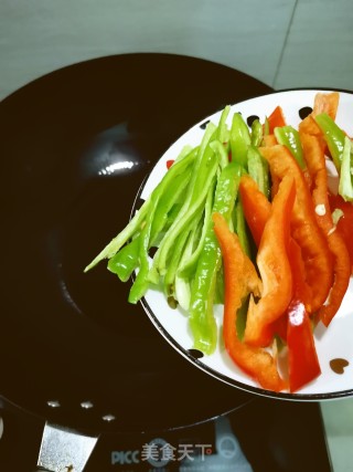 青椒炒豆干的做法步骤：2