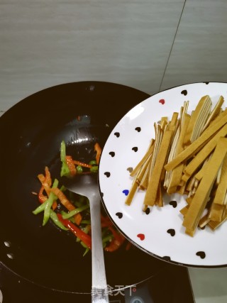 青椒炒豆干的做法步骤：3