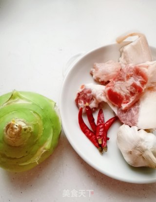 甘蓝球炒肉的做法步骤：1