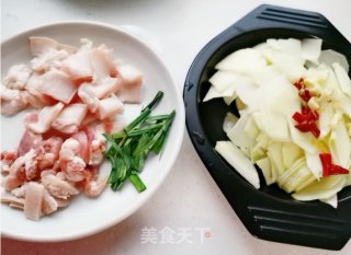 甘蓝球炒肉的做法步骤：2