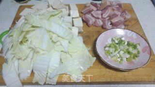 猪肉炖粉条的做法步骤：1