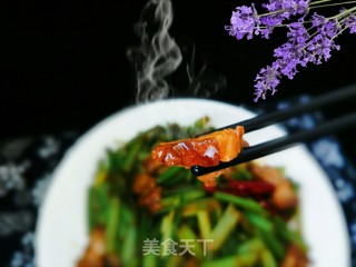 回锅肉炒芹菜的做法步骤：1
