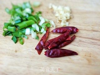 回锅肉炒芹菜的做法步骤：5