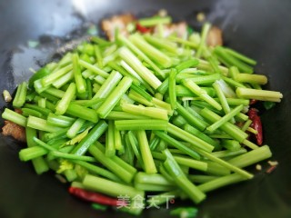 回锅肉炒芹菜的做法步骤：8