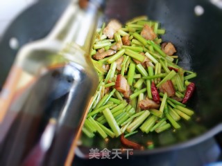 回锅肉炒芹菜的做法步骤：9