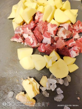 土豆焖牛腩的做法步骤：1