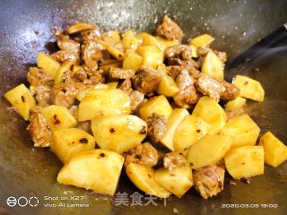 土豆焖牛腩的做法步骤：4