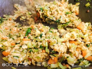 胡萝卜芹菜炒饭的做法步骤：4