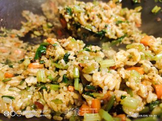 胡萝卜芹菜炒饭的做法步骤：6