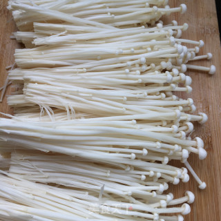 猪肉辣白菜炒金针菇拌面的做法步骤：1