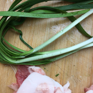 猪肉辣白菜炒金针菇拌面的做法步骤：4
