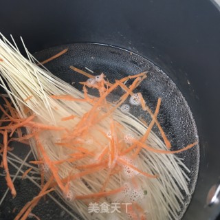 猪肉辣白菜炒金针菇拌面的做法步骤：7