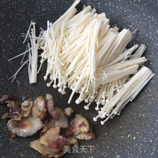 猪肉辣白菜炒金针菇拌面的做法步骤：10