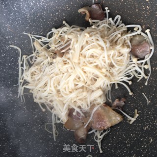 猪肉辣白菜炒金针菇拌面的做法步骤：11